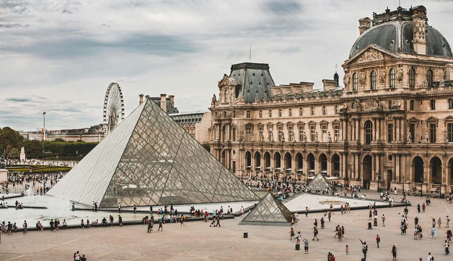 Paris: Louvre Museum Ticket with Optional Hosted - Inside the palace, let the audio guide set your pace