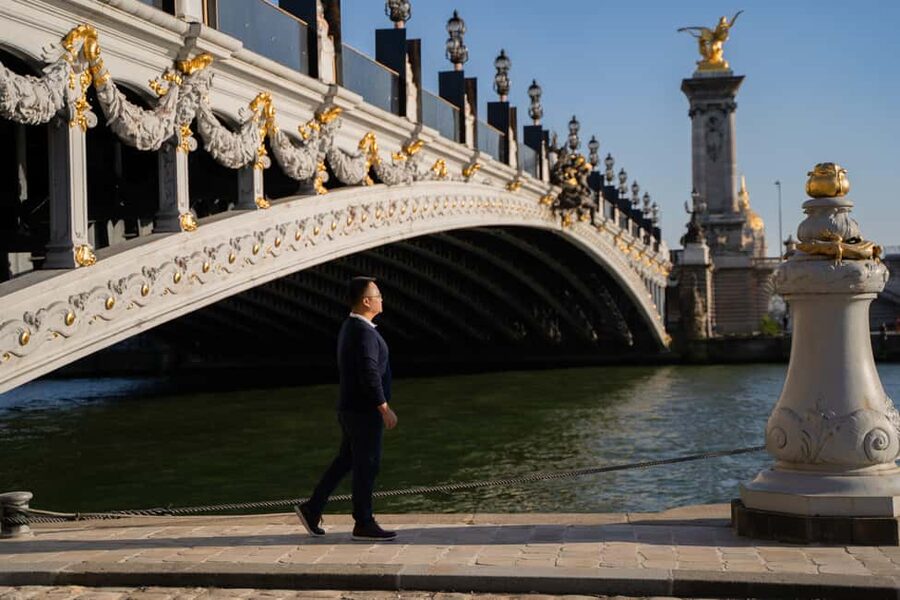 Paris: Louvre photoshoot or Seine bridges Eiffel Tower walk - What the photographer actually adds