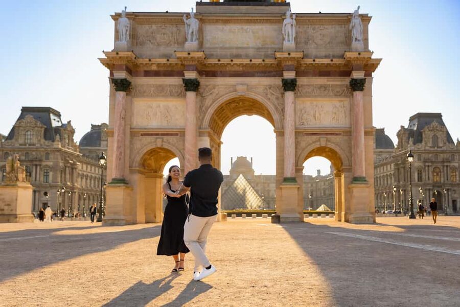 Paris: Louvre photoshoot or Seine bridges Eiffel Tower walk - Delivery, edited photos, and optional extras