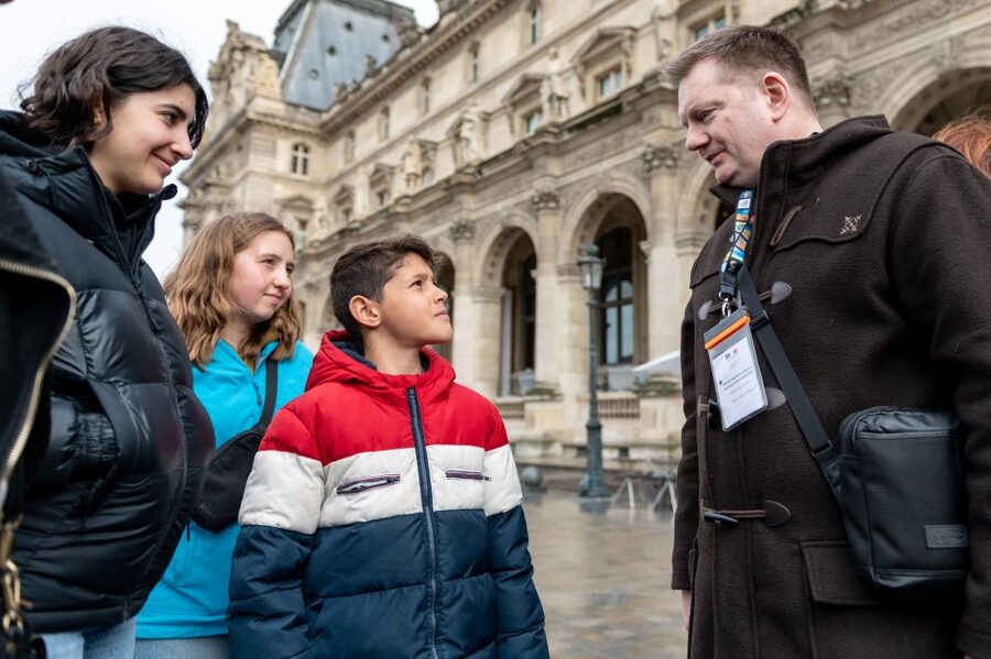 Paris: Louvre Private Family Tour for Kids + Reserved Entry - Meeting Louis XIV before entering the museum