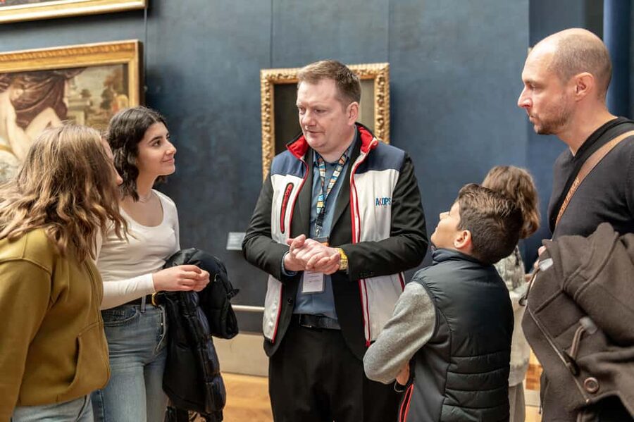 Paris: Louvre Private Family Tour for Kids + Reserved Entry - Venus de Milo and the power of a missing detail