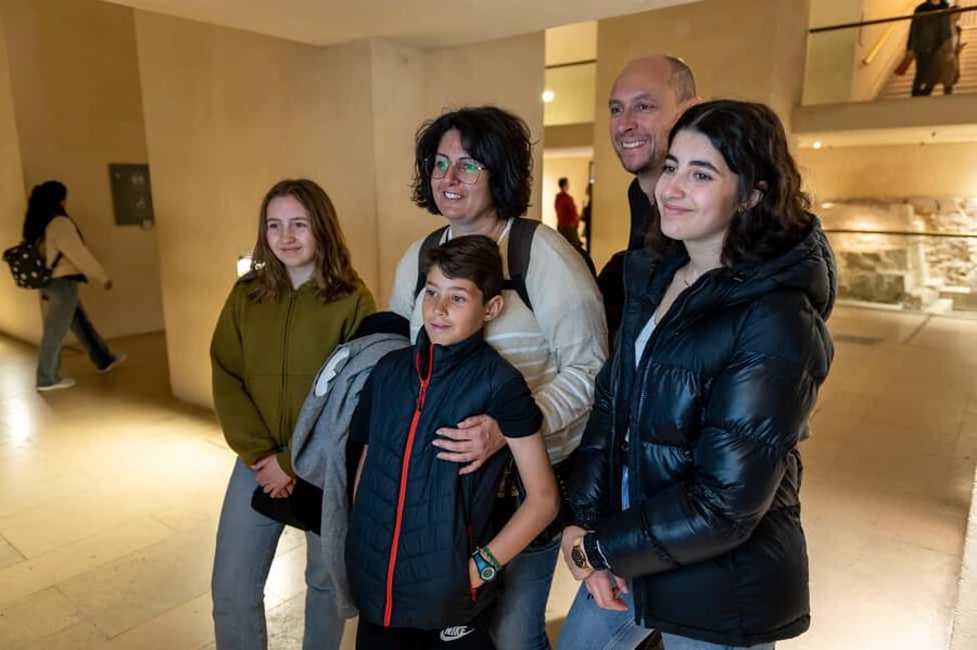 Paris: Louvre Private Family Tour for Kids + Reserved Entry - Egyptian rooms, Renaissance art, and French royal stories