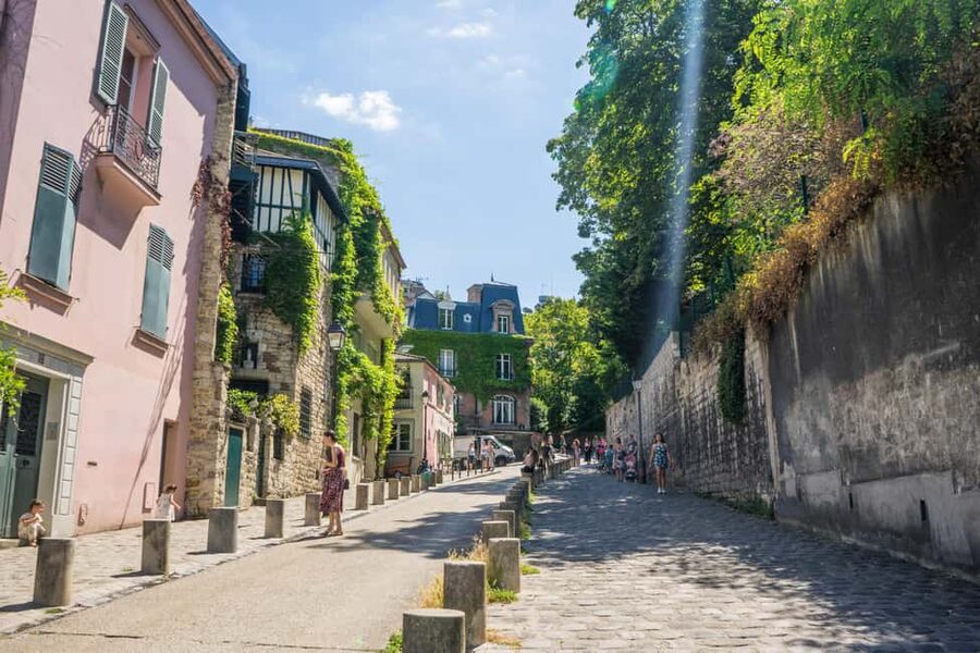 Paris Montmartre: 2-Hour City Tour in German - Place du Tertre, where Montmartre performs for its visitors