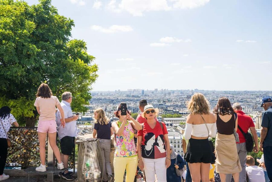 Paris Montmartre: 2-Hour City Tour in German - The Clos Montmartre vineyard