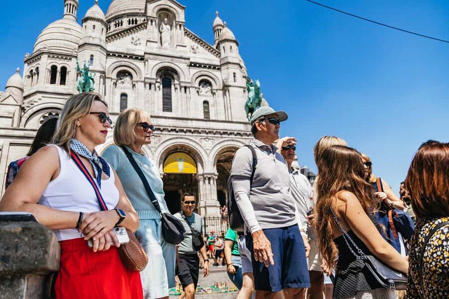 Paris: Montmartre Cheese, Wine & Pastry Guided Walking Tour - The guide makes the difference