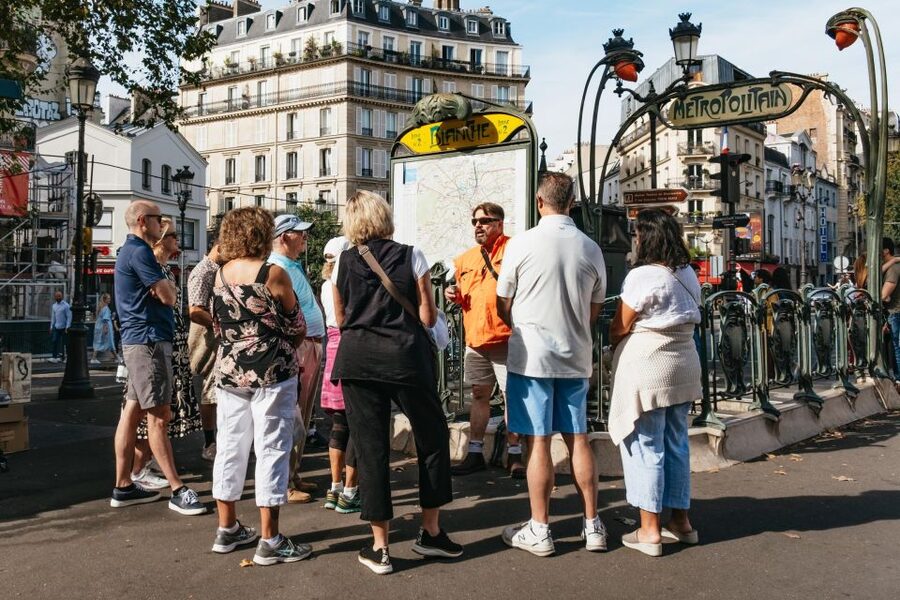 Paris: Montmartre Food and Wine Guided Tour - Oysters and French wine at a local institution