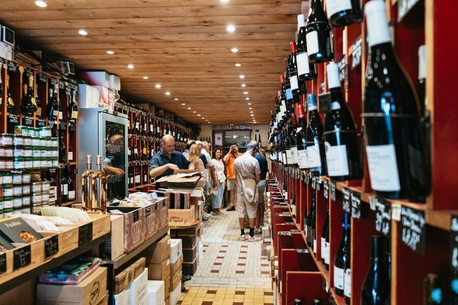 Paris: Montmartre Food and Wine Guided Tour - A guide-led experience with strong personality
