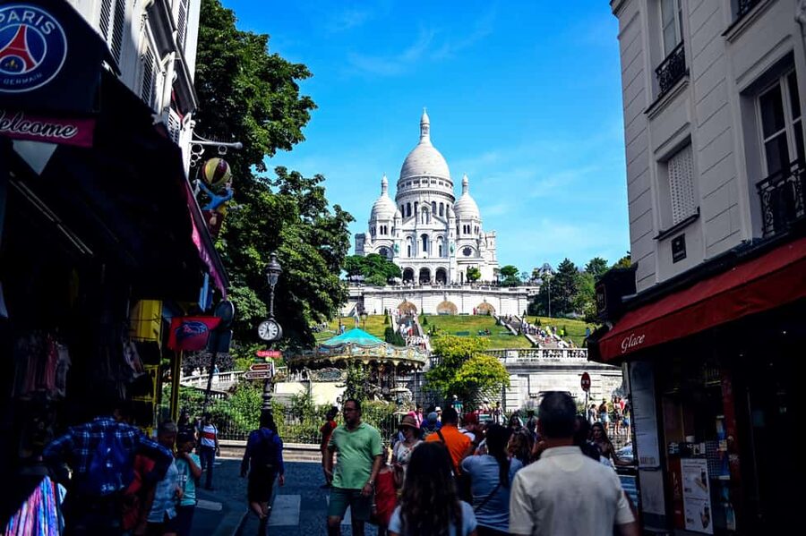 Paris: Montmartre Food Tasting Walking Tour with Secret Dish - Key points at a glance