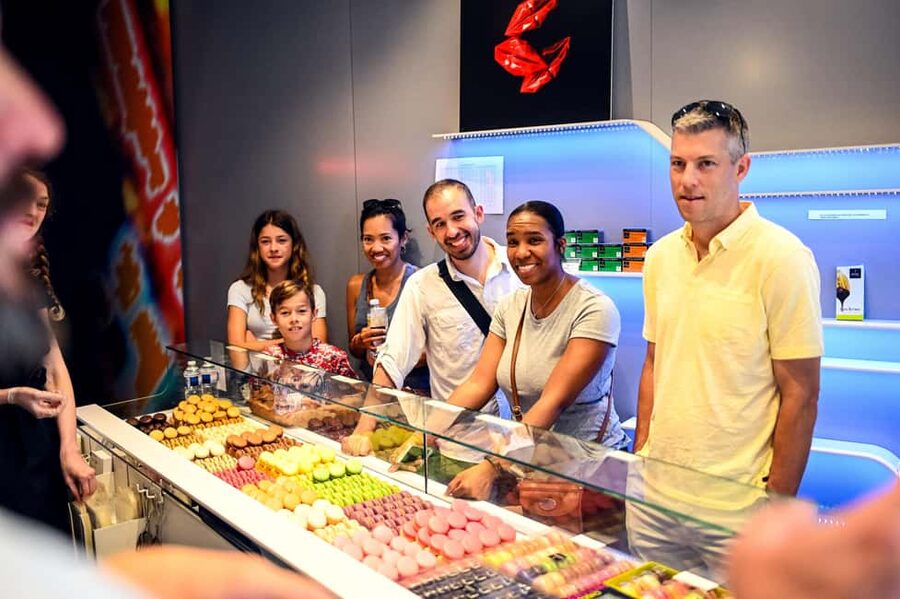 Paris: Montmartre Food Tasting Walking Tour with Secret Dish - First tastings: chocolate and macarons