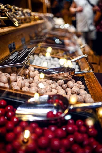 Paris: Montmartre Food Tasting Walking Tour with Secret Dish - The guides make the difference
