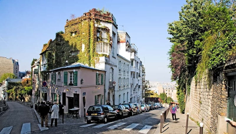 Paris: Montmartre Hidden Gems and Highlights Walking Tour - Place du Tertre and the working artists
