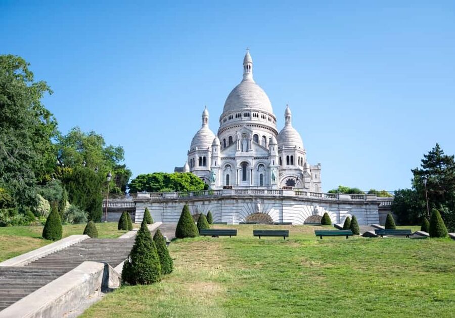 Paris: Montmartre, Notre-Dame, & Louvre Tour with Cruise - Lunch is your own hour in central Paris