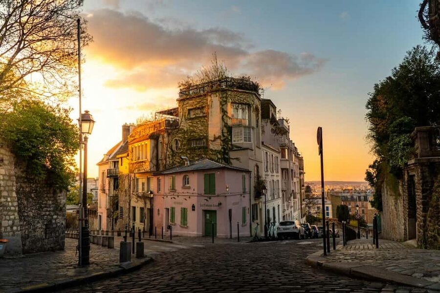Paris: Montmartre. The old artist village+its unique charm. - Following the old artists’ village