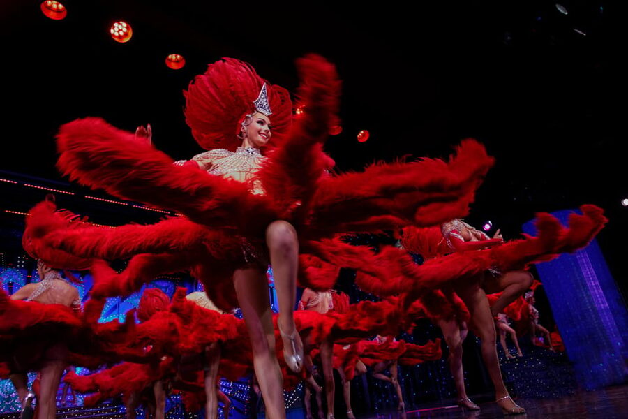 Paris: Moulin Rouge Show with Champagne and Drop-Off Service - Féerie: a stage built for spectacle
