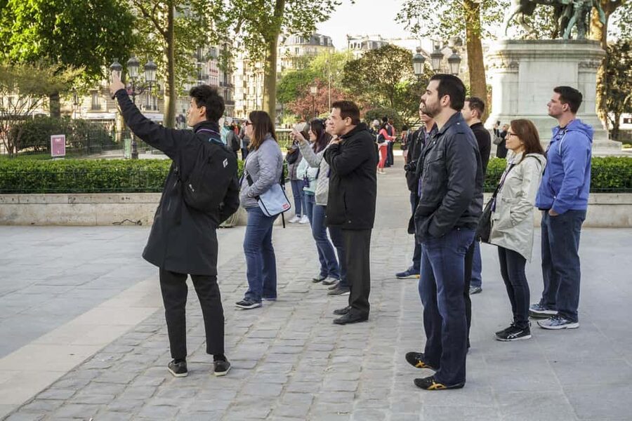 Paris: Notre Dame and Île de la Cité Walking Tour - Walking around Île de la Cité in 45 minutes