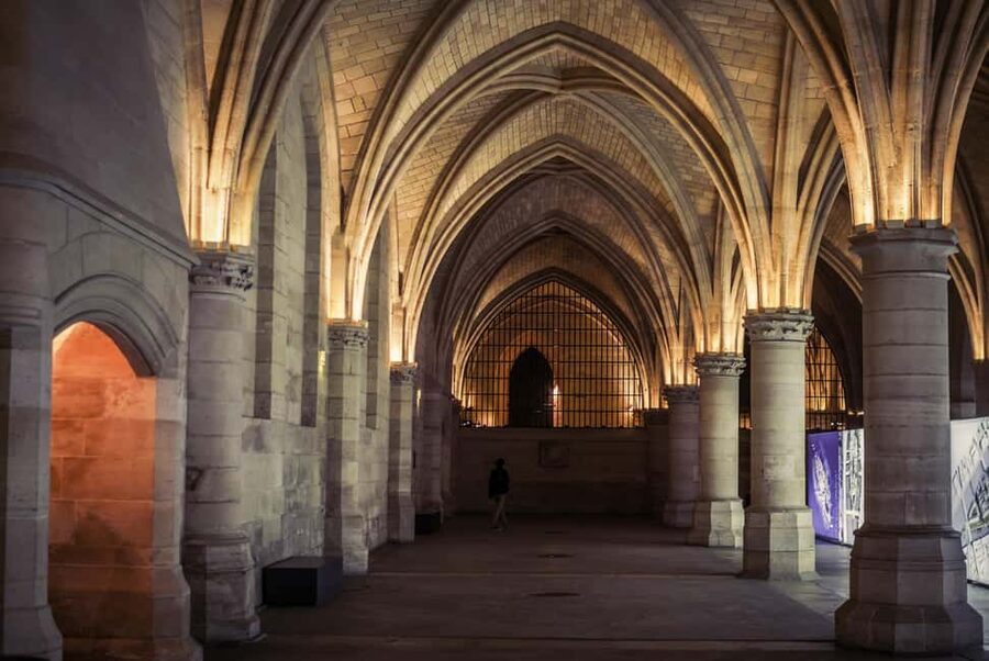 Paris: Notre Dame and Île de la Cité Walking Tour - Sainte-Chapelle and the Conciergerie from outside