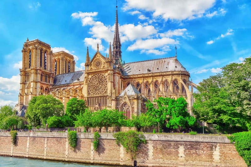 Paris: Notre-Dame Cathedral Exterior Tour & Free Entrance - Crossing Île de la Cité with the story of Paris