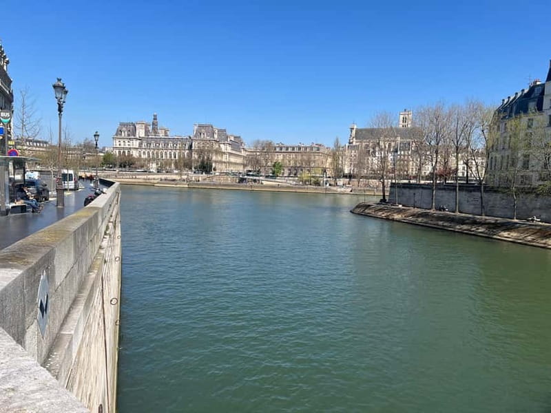 Paris: Notre-Dame Cathedral Exterior Tour & Free Entrance - The 2019 fire and the work of restoration