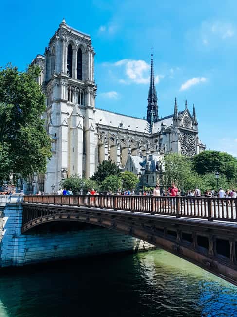 Paris: Notre Dame Cathedral Exterior Tour with Free Entry - Île de la Cité and the setting around the cathedral