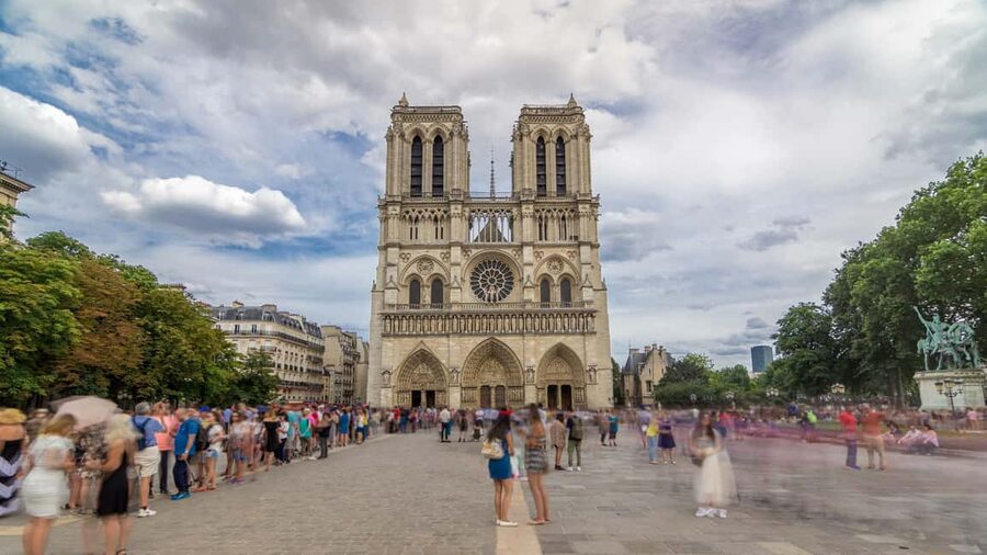 Paris: Notre Dame Cathedral Exterior Tour with Free Entry - The free admission line and what happens inside