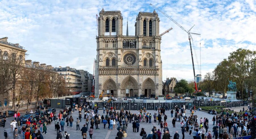 Paris: Notre Dame Cathedral Exterior Tour with Free Entry - Guide quality and group experience