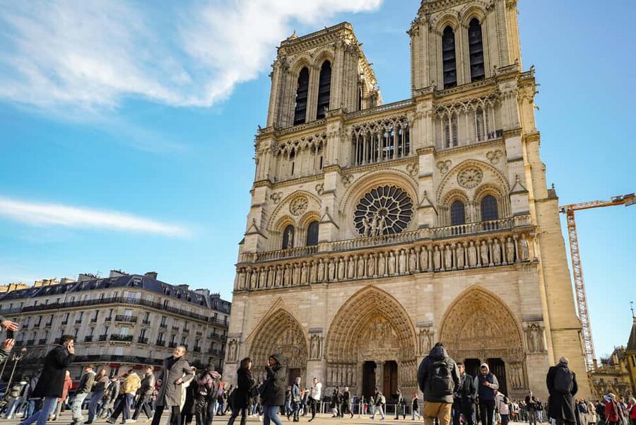 Paris: Notre Dame Cathedral Exterior Tour with Free Entry - Starting points on the crowded Île de la Cité