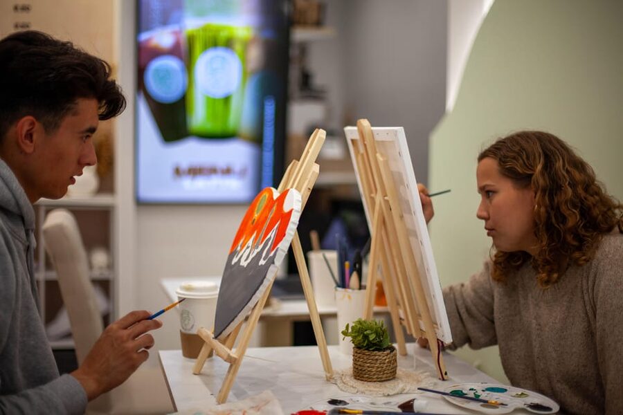 Paris : Painting experience in an art cafe - The role of the artist