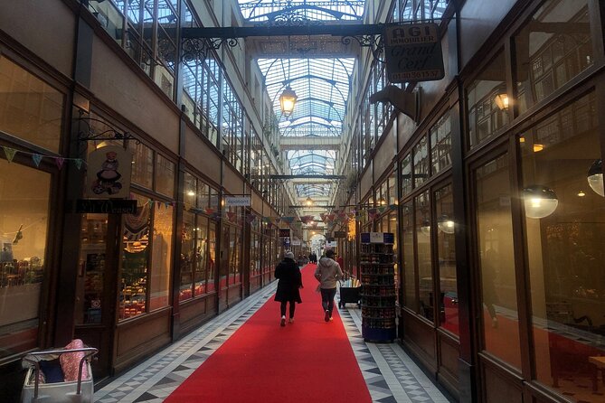 Paris Pastry Tour - Croissants, Macarons & Iconic French Desserts - Finishing with a macaron at Jeffrey Cagnes Paris 2ème
