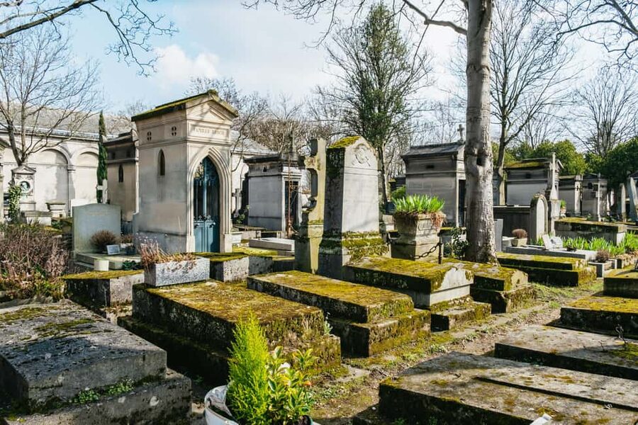 Paris: Pere Lachaise Cemetery Guided Tour - Following the cemetery’s cobbled paths