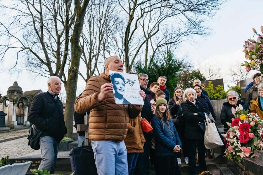 Paris: Pere Lachaise Cemetery Guided Tour - Oscar Wilde and the art of the tomb