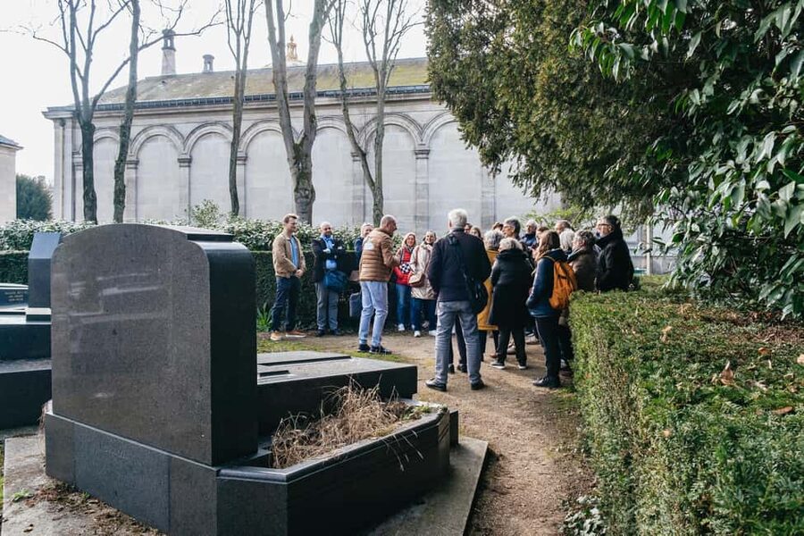 Paris: Pere Lachaise Cemetery Guided Tour - Molière, Chopin, and the international story