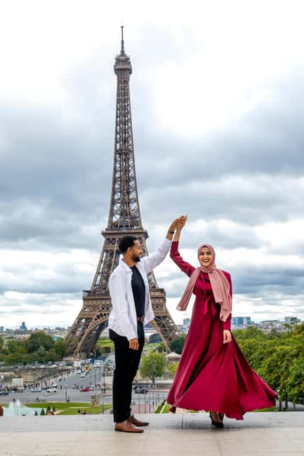 Paris: Photoshoot Around Eiffel Tower with 55 Edited Photos - Outfit changes and the one-hour clock