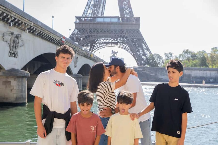 Paris: Premium Photoshoot with Iconic Eiffel Tower Views - Meeting at Pont de Bir Hakeim