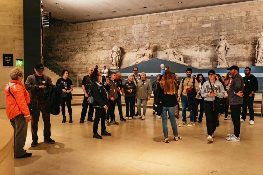 Paris: Priority Access Louvre with Host -Direct to Mona Lisa - Inside the Louvre, from security to Leonardo