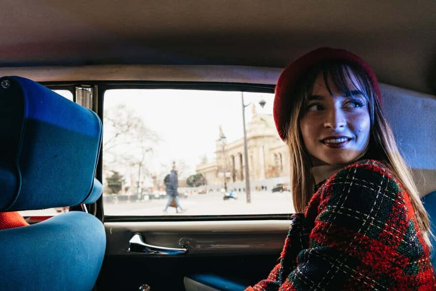 Paris: Private Guided City Tour in a Traction Avant or DS 21 - The Louvre, Notre Dame, and the historic center