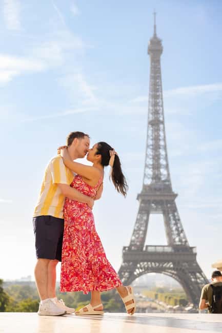 Paris: Private Photoshoot at the Eiffel Tower - The value of a photographer who knows how to pose people