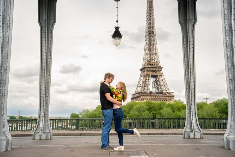 Paris: Private Photoshoot at the Eiffel Tower - How the photographers shape the experience