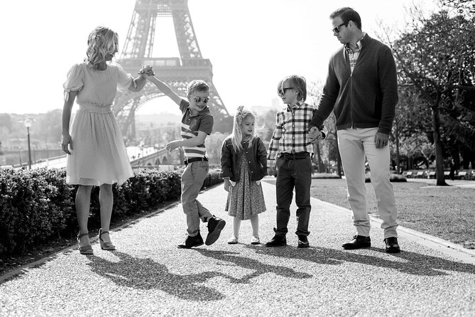 Paris Private Photoshoot Experience - Posing help for families and couples