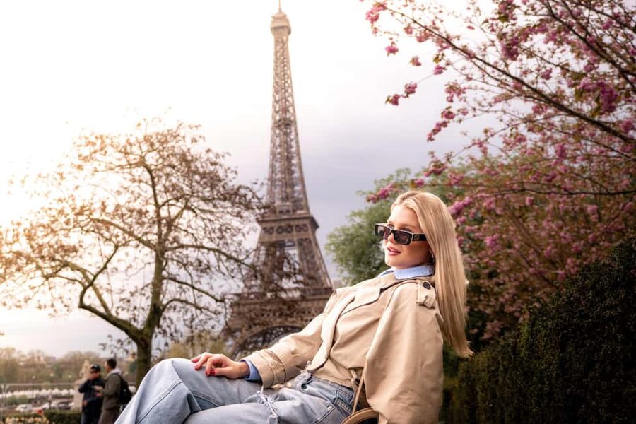 Paris: Private Photoshoot Near the Eiffel Tower - Posing Help for Couples and Solo Visitors