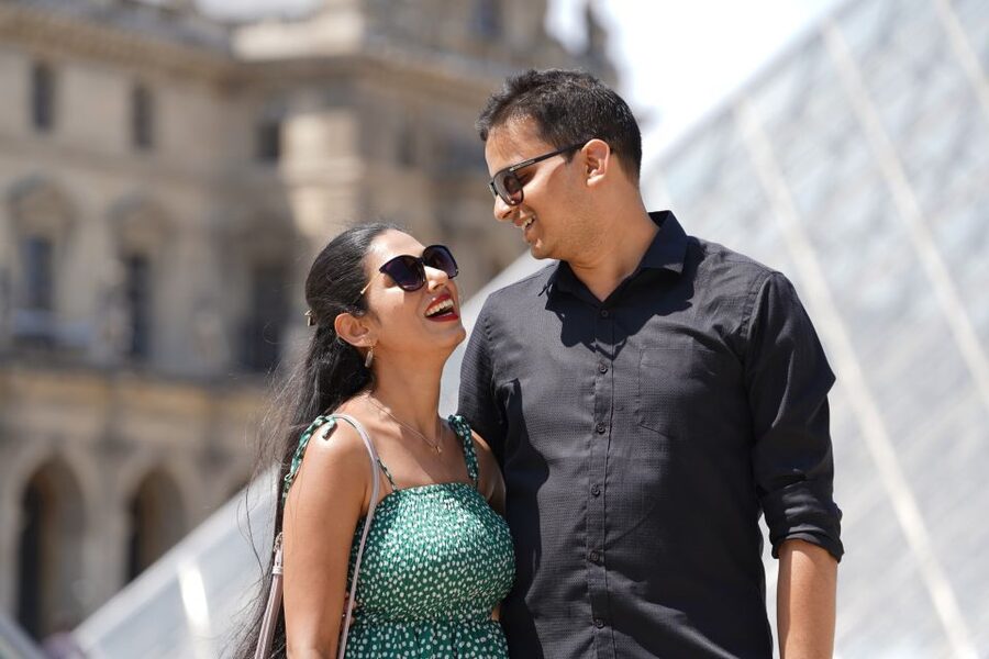 Paris: Private Photoshoot Outside the Louvre Museum - Meeting Near Louis XIV sous les traits de Marcus Curtius