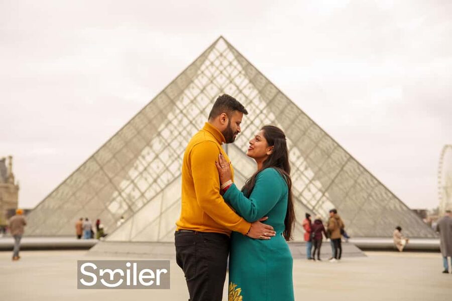 Paris: Private Photoshoot Outside the Louvre Museum - Digital Photos Delivered After the Session