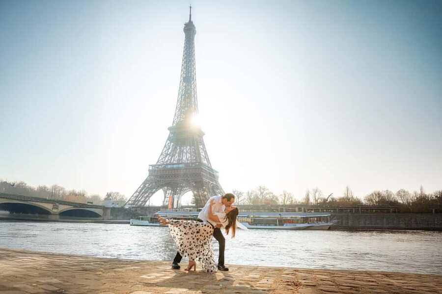 Paris: Professional Photoshoot with the Eiffel Tower - Photo delivery within 48 hours
