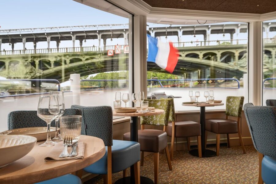 Paris: Romantic Cruise with 3-course Dinner on Seine River - Practical tips for a smoother evening