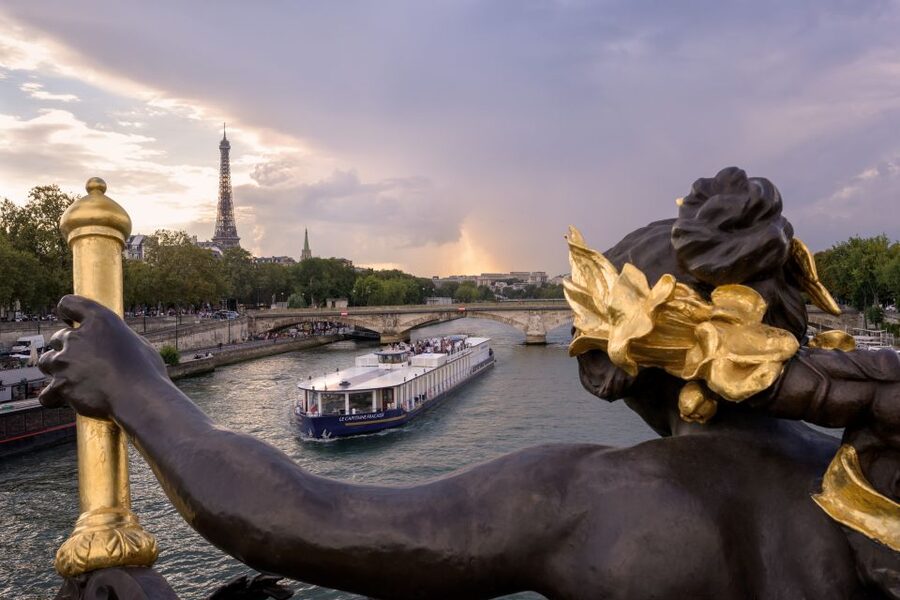Paris: Romantic Cruise with 3-course Dinner on Seine River - Seating, service, and the onboard atmosphere