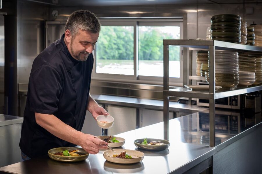 Paris: Romantic Cruise with 3-course Dinner on Seine River - Who will enjoy this Seine dinner most