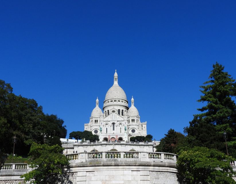 Paris: Sacré-Coeur and Montmartre Tour with Expert Guide - Walking through Montmartre’s old artist quarter