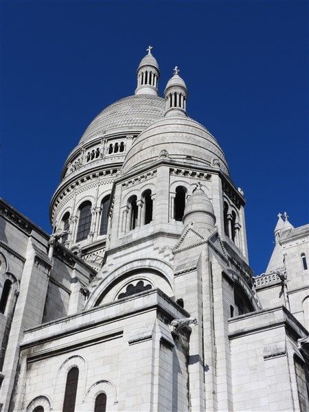 Paris: Sacré-Coeur and Montmartre Tour with Expert Guide - The climb, crowds, and weather