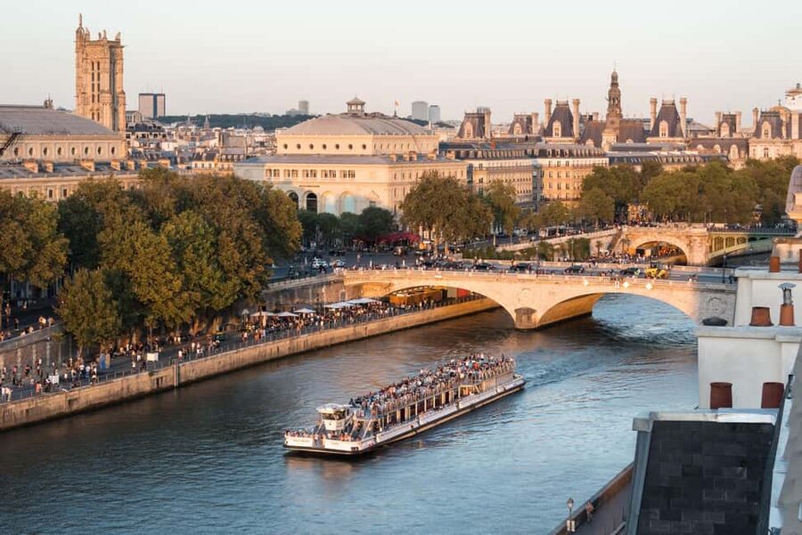 Paris : Scenic Cruise on the Seine River with Champagne - How to make the most of the 70 minutes
