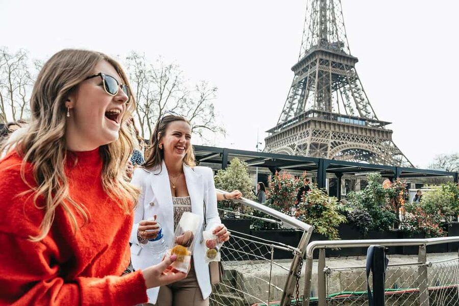 Paris: Seine Cruise and Macaron Tasting by the Eiffel Tower - A simple Paris pairing near the Eiffel Tower