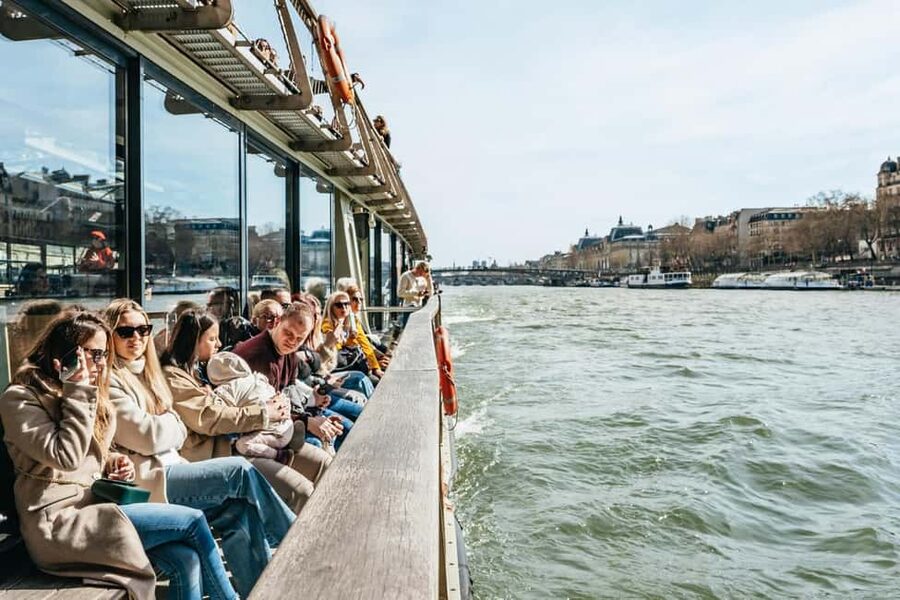 Paris: Seine Cruise and Macaron Tasting by the Eiffel Tower - Finding the best seat on the boat